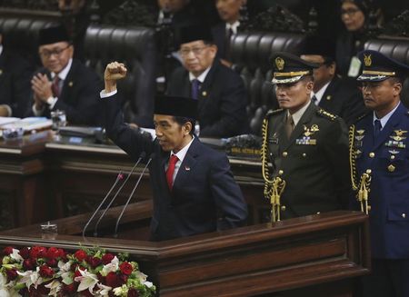 © Reuters. ويدودو الإصلاحي يتسلم مهام الرئاسة في إندونيسيا