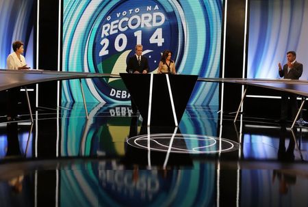 © Reuters. Dilma e Aécio em debate na TV em São Paulo