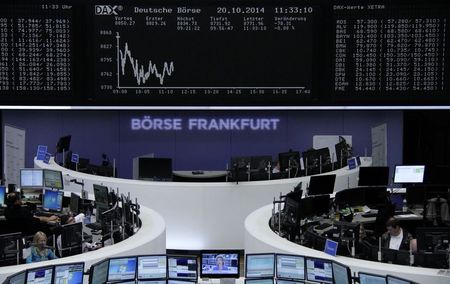 © Reuters. Traders are pictured at their desks in front of the DAX board at the Frankfurt stock exchange