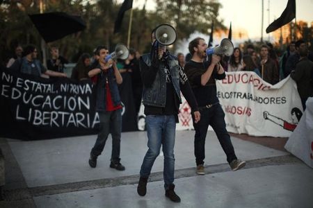 © Reuters. Los estudiantes convocan tres jornadas de huelga en la enseñanza pública madrileña