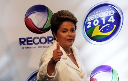 © Reuters. Brazil's President and Workers' Party (PT) presidential candidate Rousseff gestures before a TV debate in Sao Paulo