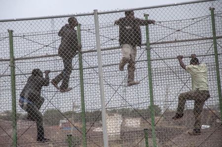 © Reuters. Unos 60 inmigrantes entran en Melilla saltando la valla fronteriza