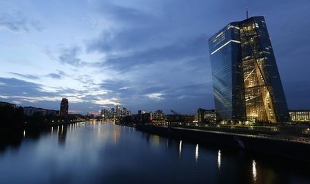 © Reuters. A linha do horizonte no distrito bancário e a nova sede do BCE, em Frankfurt 