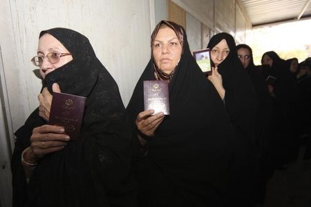 © Reuters. ايران تعتقل مشتبها بهم في هجمات بمواد كاوية على نساء في إصفهان