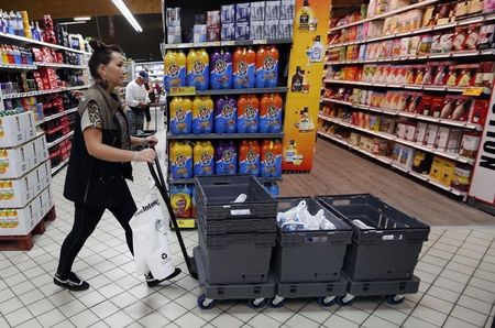 © Reuters. VALLS PARLE DE RISQUE DE DÉFLATION DANS L'AGROALIMENTAIRE