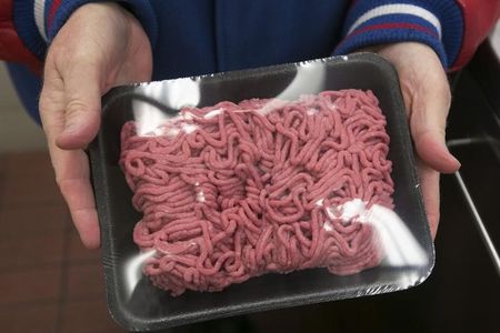 © Reuters. Rich Jochum displays a package of lean, finely textured beef (LFTB) at the Beef Products Inc (BPI) facility in South Sioux City