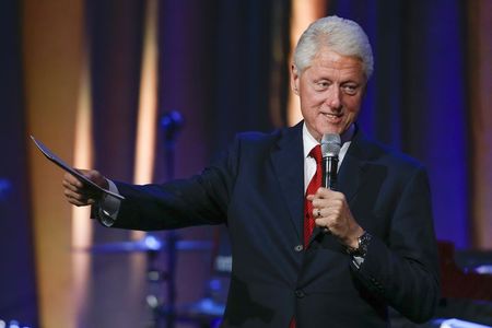 © Reuters. Former U.S. President Bill Clinton speaks during the Clinton Global Citizens awards ceremony for the Clinton Global Initiative 2014 in New York