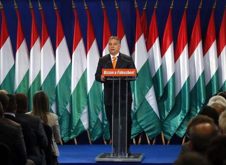 © Reuters. Hungary's Prime Minister Viktor Orban delivers a speech at an event of his ruling Fidesz party to celebrate the results of recent local government elections in Budapest