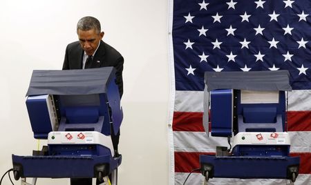 © Reuters. U.S. President Barack Obama takes part in early voting at a polling station in Chicago