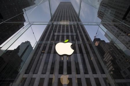 © Reuters. The leaf on the Apple symbol is tinted green at the Apple flagship store on 5th Ave in New York