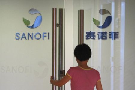 © Reuters. Employee walks into an office of French drugmaker Sanofi in Shanghai