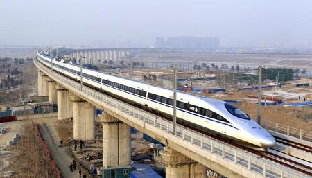 © Reuters. A high-speed train travelling to Guangzhou is seen running on Yongdinghe Bridge in Beijing