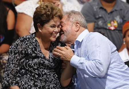 © Reuters. Rousseff gana terreno contra Neves para segunda vuelta en Brasil: sondeo