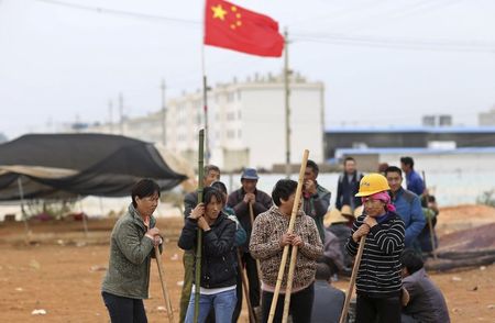 © Reuters. Un gruppo di operai cinesi a Kunming nella provincia di Yunnan