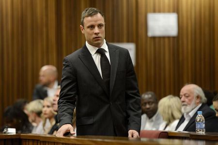 © Reuters.  Pistorius, condenado a cinco años de prisión por matar a su novia