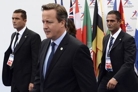 © Reuters. British Prime Minister Cameron arrives for the Asia-Europe Meeting at the congress center in Milan