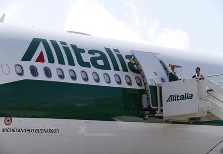 © Reuters. Un velivolo Alitalia 