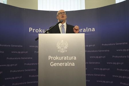 © Reuters. Poland's Prosecutor-General Andrzej Seremet speaks during a news conference regarding tapes published by magazine Wprost this week in Warsaw