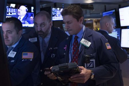 © Reuters. Traders work on the floor of the New York Stock Exchange