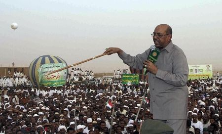 © Reuters. President Omar Hassan al-Bashir addresses a crowd in North Khartoum