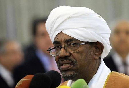 © Reuters. الحزب الحاكم السوداني يختار البشير مرشحه لانتخابات الرئاسة 2015