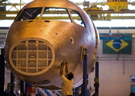 © Reuters. Técnico trabalha na linha de montagem de jatinhos da Embraer, em São Bernardo do Campo, São Paulo 