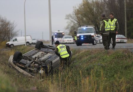 © Reuters. Polícia de Québec avalia carro virado em Saint-Jean-sur-Richelieu