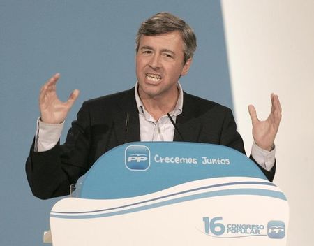 © Reuters. Ex secretario general de PP Ángel Acebes, imputado por papeles de Bárcenas