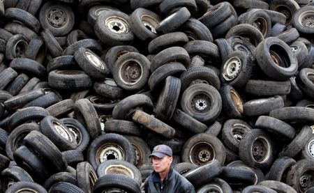 © Reuters. Утилизация автохлама