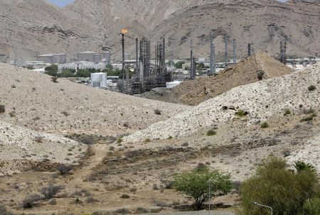 © Reuters. مسؤول: عمان تدرس خفض الإنفاق بعد هبوط سعر النفط