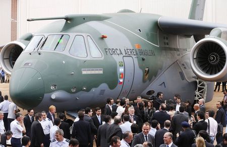 © Reuters. Embraer mostra seu novo cargueiro KC-390 em Gavião Peixoto, São Paulo 