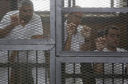 © Reuters. محكمة النقض المصرية تحدد جلسة الأول من يناير لنظر طعن صحفيي الجزيرة