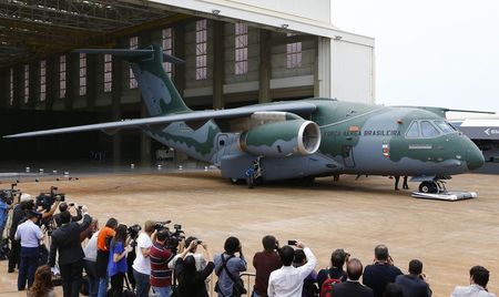 © Reuters. Protótipo do cargueiro KC-390 é apresentado em fábrica da Embraer