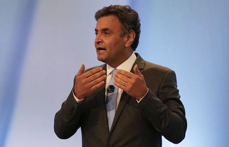 © Reuters. Candidato do PSDB à Presidência, Aécio Neves, durante debate em emissora de TV em São Paulo