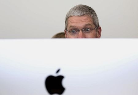 © Reuters. Apple CEO Tim Cook looks at a new IMac after presentation at Apple headquarters in Cupertino