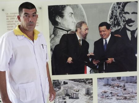 © Reuters. Médico cubano Adrian Benitez antes de viagem para a Libéria 