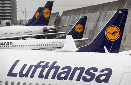 © Reuters. Lufthansa planes are pictured at Frankfurt Airport