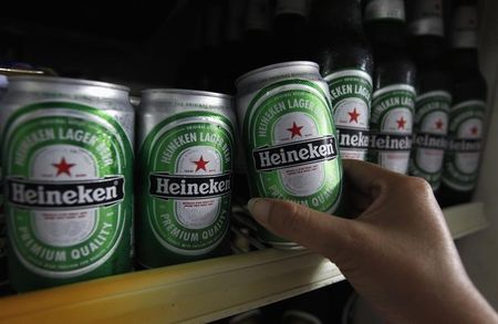 © Reuters. L'ÉTÉ HUMIDE A PESÉ SUR LES VENTES DE HEINEKEN EN EUROPE