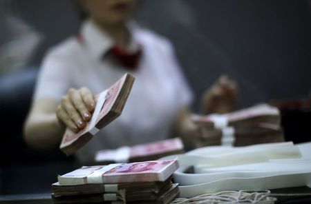 © Reuters. Employee of the Industrial and Commercial Bank of China Ltd counts money at one of the bank's branches at the Shanghai Free Trade Zone in Pudong district, in Shanghai