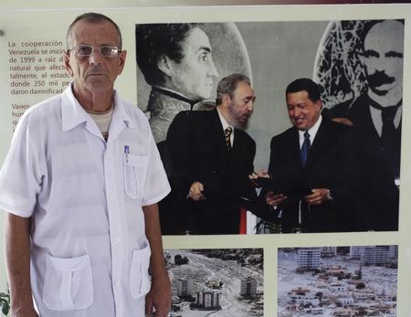 © Reuters. Cuba envía segunda brigada sanitaria contra el ébola en Liberia y Guinea