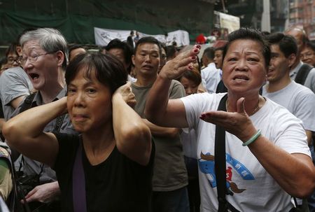 © Reuters. Vuelven las protestas a Hong Kong tras debate estéril con el Gobierno