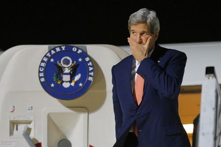 © Reuters. Secretário de Estado dos EUA, John Kerry, deixa avião na chegada a Berlim