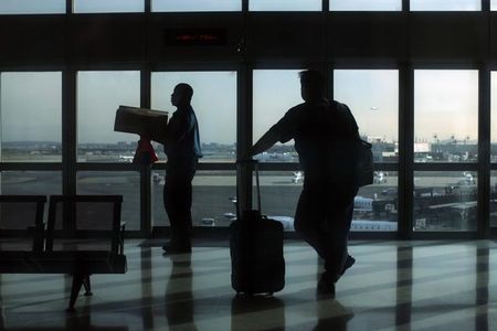 © Reuters. Passageiros no aerporto de Newark, em Nova Jersey