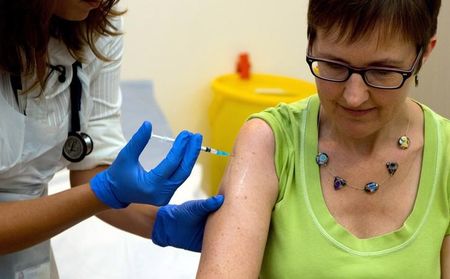 © Reuters. Voluntária Ruth Atkins recebe injeção com vacina experimental para Ebola em Oxford, na Inglaterra