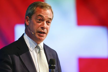 © Reuters. Farage, leader of the United Kingdom Independence Party delivers a speech during an extra-ordinary meeting of the AUNS in Winterthur