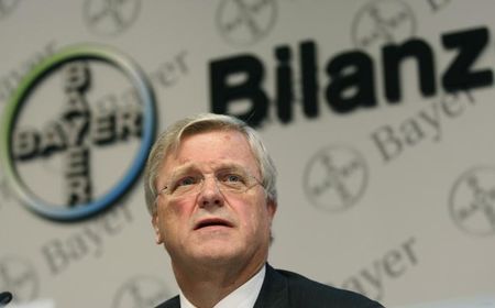 © Reuters. Bayer Management Board Chairman Wenning poses during a news conference in Leverkusen