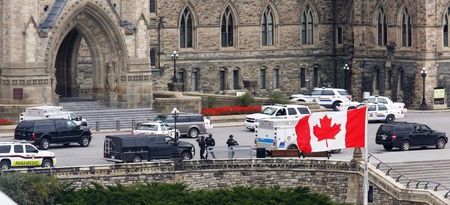 © Reuters. Forze armate davanti al Parlamento canadese a Ottawa dopo sparatoria