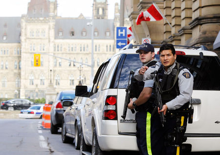 © Reuters. Soldado herido en Ottawa ha muerto, un guardia herido -ministro de la Presidencia