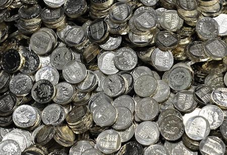 © Reuters. Newly minted one pound coins are seen at the Royal Mint in Cardiff