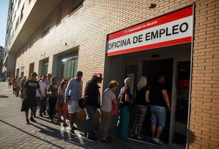 © Reuters. Madrid, persone in fila in un ufficio di collocamento pubblico